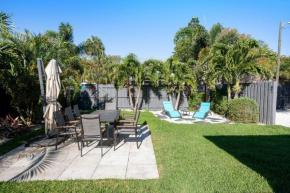 Tropical Oasis! 2 Blocks To Beach! Family & Pet Friendly! HOT TUB